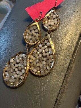 Beautiful dangle, earrings, sparkly, and very neutral and color.​​